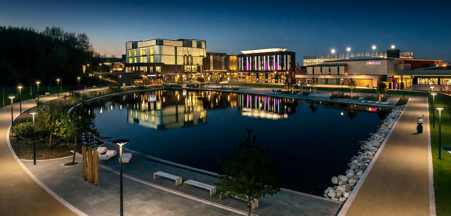 DESCRIPTION<br>The unit is situated beneath a 68 bed Travelodge and has the key benefit of overlooking Southwater Lake on one of the main routes through to the Town Park (voted “UK's Best Park” in 2015 the 450 acre site regularly attracts over 750,00...