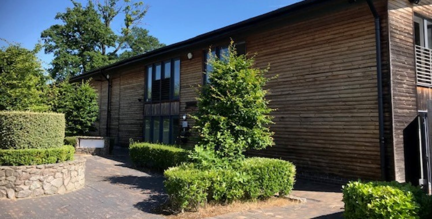 High quality office with warehouse/workshop facility. Pretty rural location Nr Stratford Upon Avon and Henley in Arden. On site car parking in lovely grounds.