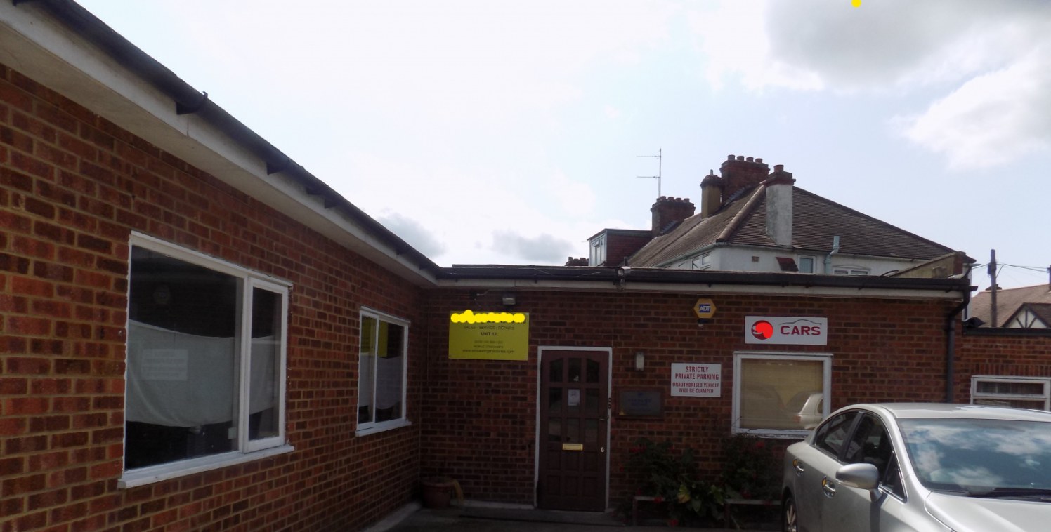 Vel estate is pleased to offer a service office / unit to rent (2 offices ) in<p>stanley avenue Alpe