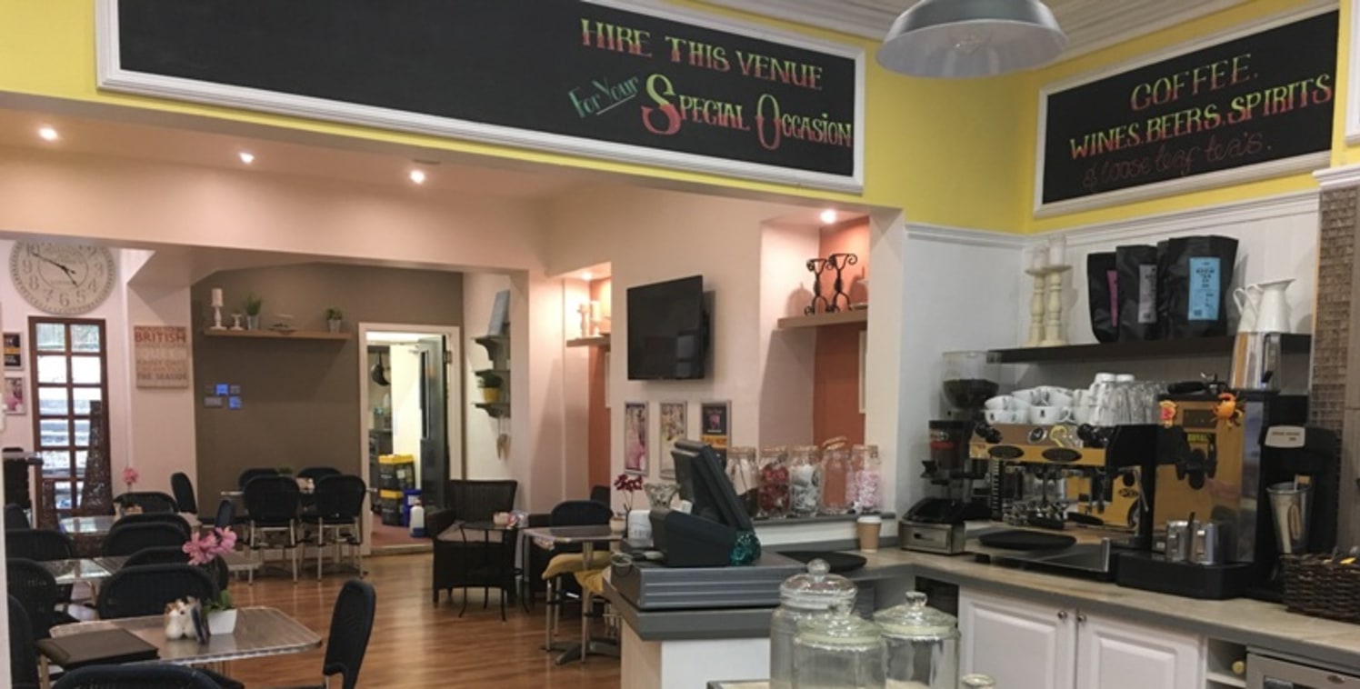 A super leasehold property located on the High Street in the popular market town of Kirkham situated between Preston and Blackpool. The impressive double fronted 3 storey property provides a Cafe/Restaurant, kitchen and customer toilets to the ground...