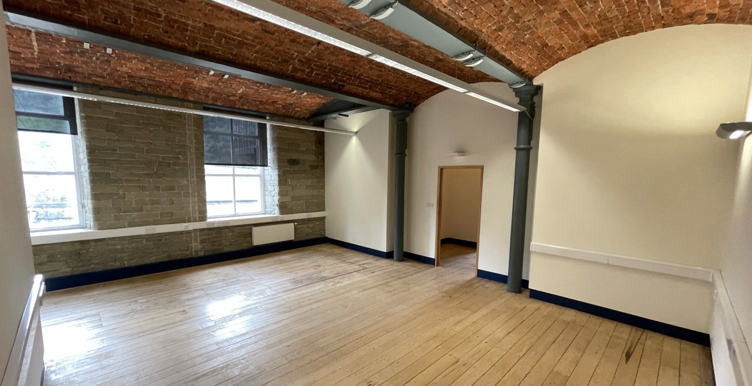 Facilities within E Mill include Prestige Flowers Gift Shop, The Arches and Next Level Bar just to name a few. The E Mill is within extremely close proximity to the Jack Wills outlet, Totspot Day Nursery and other great facilities within the Dean Clo...