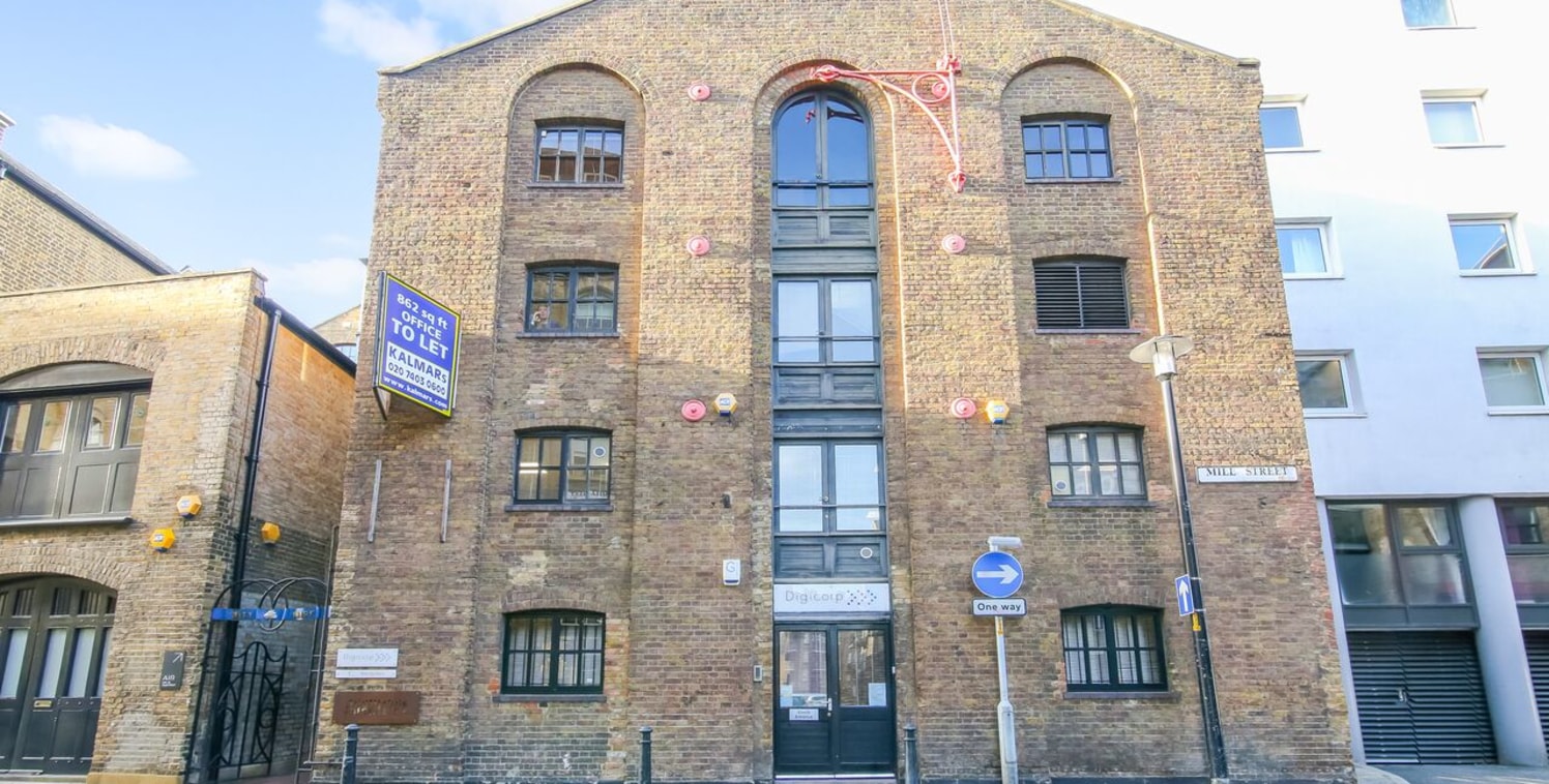 MODERN OFFICE offered with FLEXIBLE TERMS. Priced at a very reasonable £37.12 per sq ft. The office is located in a warehouse conversion developed into character offices in 1990s set around two enclosed atriums. The block is a gated development and l...