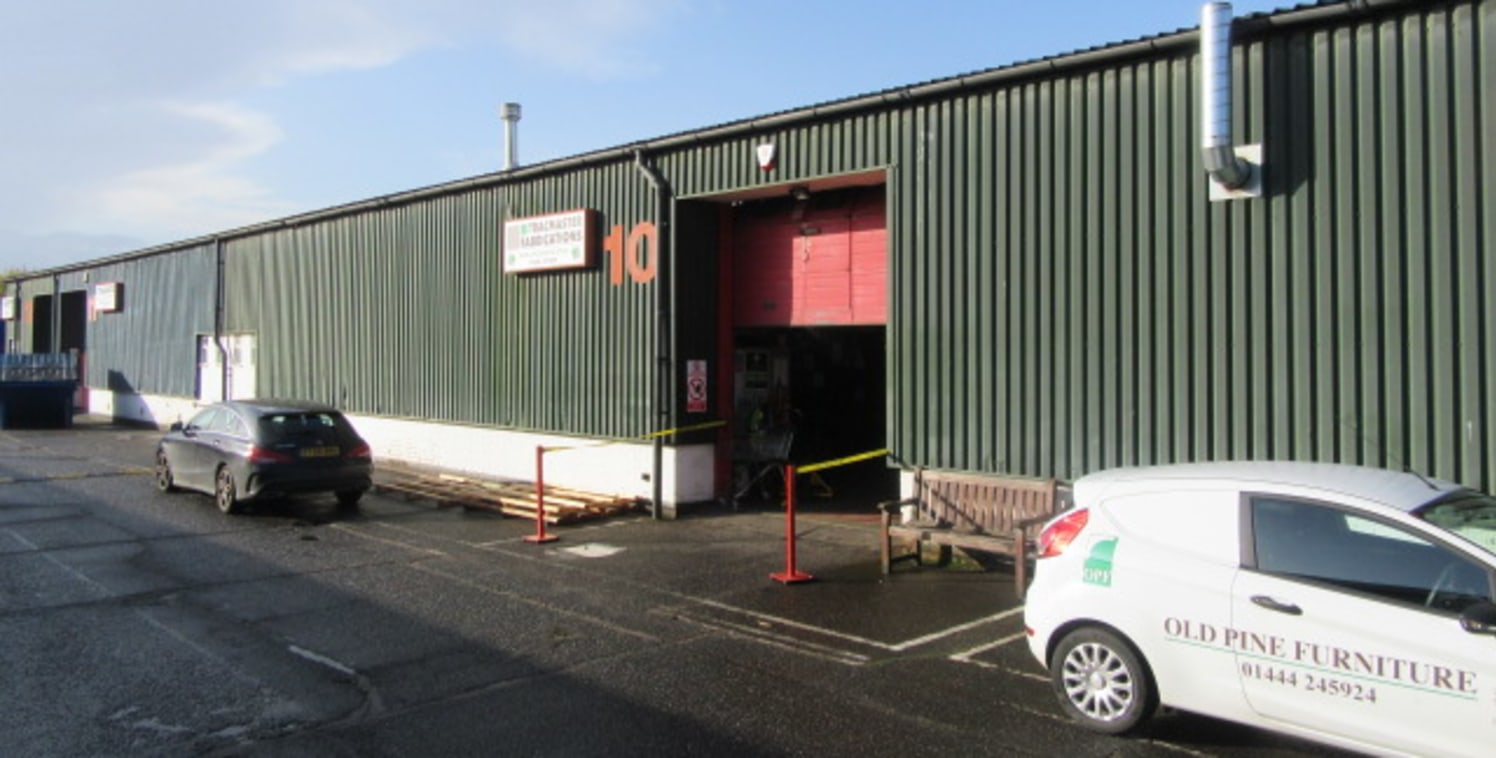 MODERN BUSINESS UNIT FOR SALE - A mid-terrace industrial unit of steel framed construction under a pitched sheeted roof with 10% natural roof lighting. Property specification - connected to 3 phase power and mains gas, up and over electric loading do...