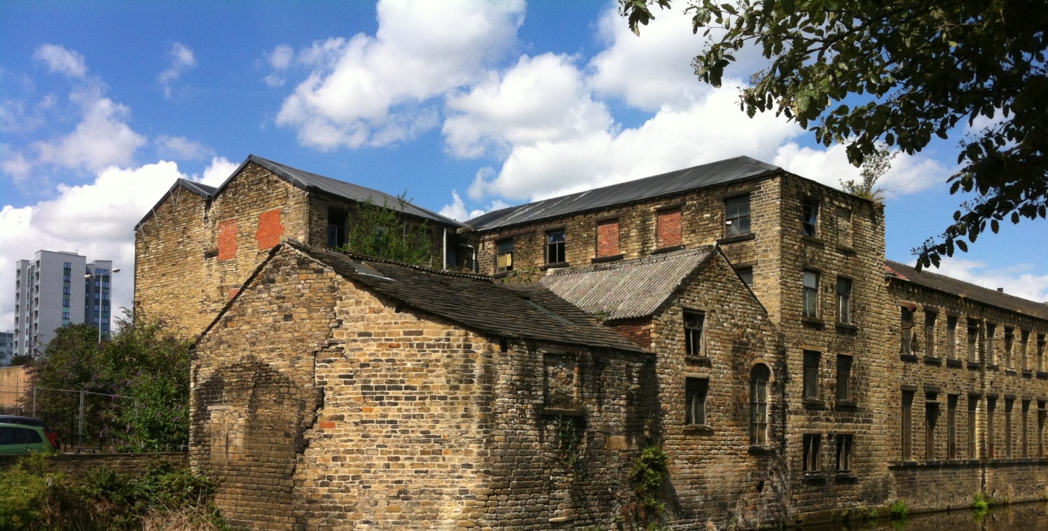 Substantial stone built canalside warehouse building providing over 12,000 ft of floor space over four levels with a central courtyard and on site parking. The building requires comprehensive renovation but offers immense potential for a wide variety...