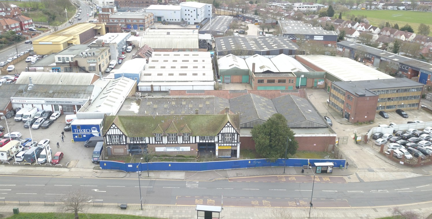 A selection of 4 warehouse units located in a prominent position in Kingsbury