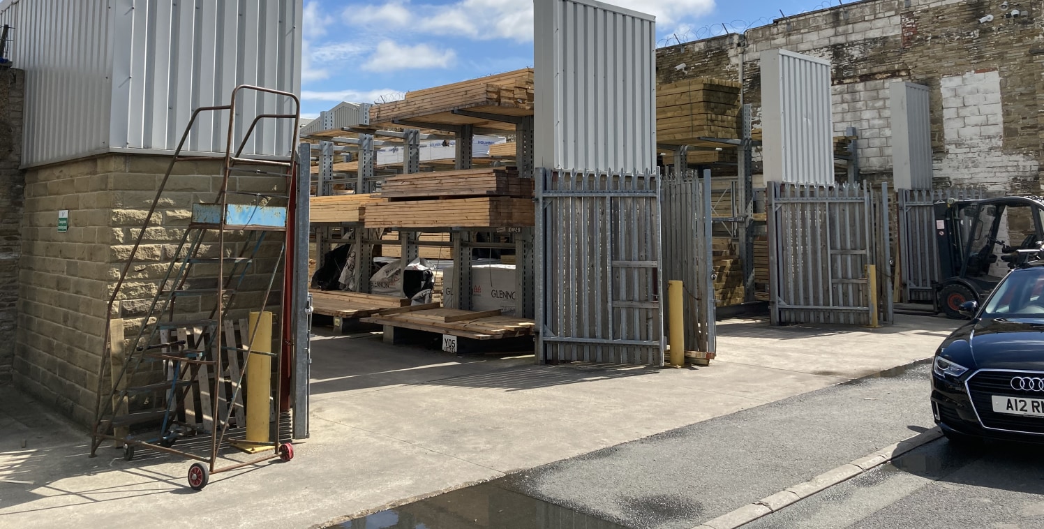 The property comprises a well located industrial / trade-counter unit which is of a steel portal frame construction with brick and blockwork elevations beneath a pitched timber lattice roof. 

Internally, the property has the following specification;...