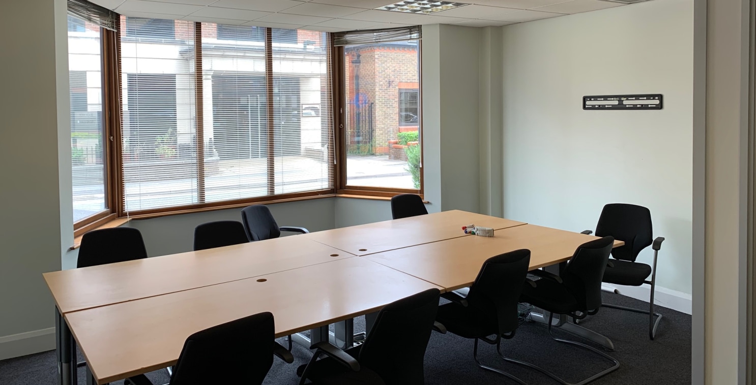 The available space is on the ground floor of a building benefiting from the following:

Passenger lift serving all floors.

Air conditioning.

LED lighting.

Raised floors.

Private car park.

Burlington House is located in Maidenhead town centre, a...