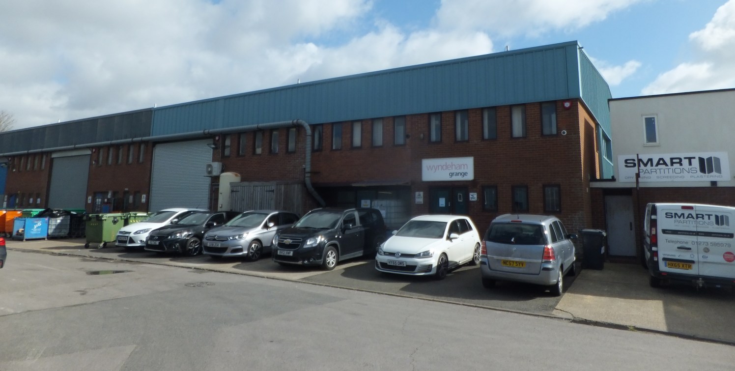 Recently externally refurbished B1 / B8 units 

2,694 sq ft to 5,388 sq ft TO LET