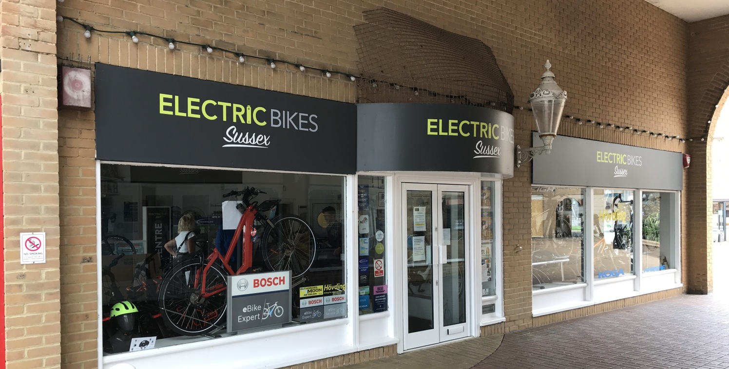 HIGHLY VISIBLE SHOP UNIT TO LET AT BRIGHTON MARINA