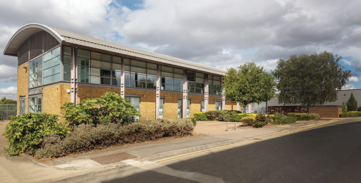 The office is situated on the established well-managed Slough Trading Estate which is less than 2 miles from J6 & J7 of M4 providing excellent access to the M25, wider motorway network and Heathrow Airport. Two mainline railway stations are within 3...