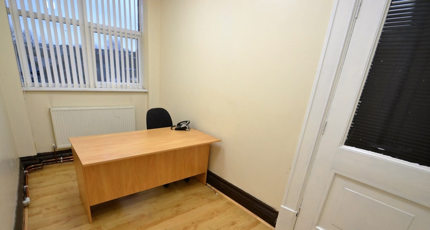 Available now !! C&R City are pleased to offer this office space , situated in the heart of Salford with excellent transport links to Manchester city centre and motorway links such as the M60 and M61 within a short distance of Gyms, shops and the Tra...