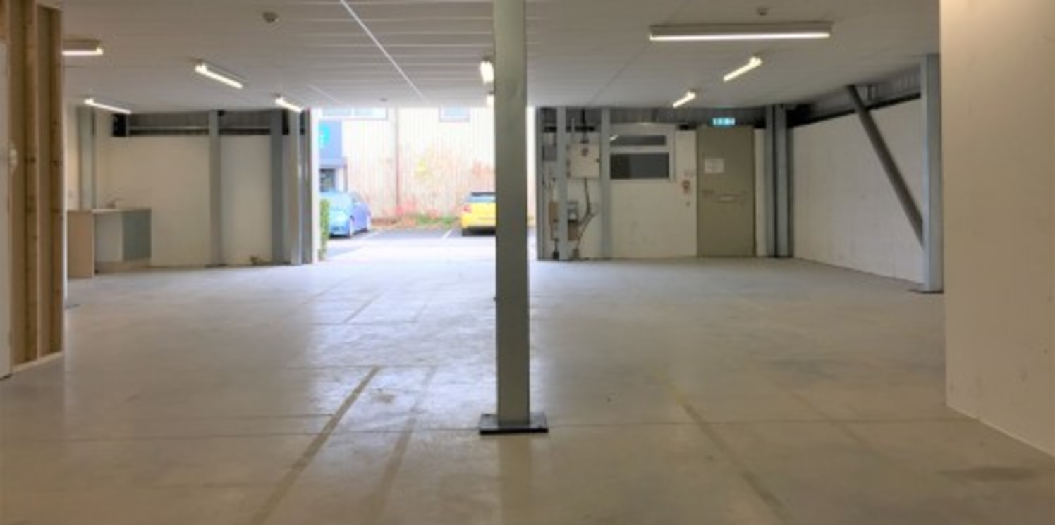 A high quality mid-parade portal frame warehouse on a popular and established Ribble Valley Business Park.\n\nThe property is available by way of a sub-lease and comprises of an open plan warehouse containing a substantial mezzanine floor....