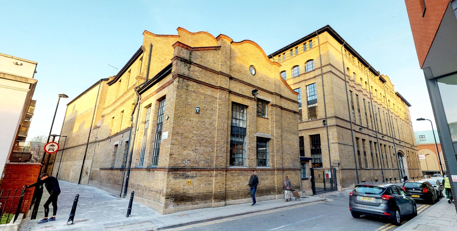 Springfield House comprises of a prominent and attractive converted Victorian warehouse building arranged over ground and two upper floors with an internal courtyard. 

The unit provides a creative warehouse feel throughout, with an abundance of char...