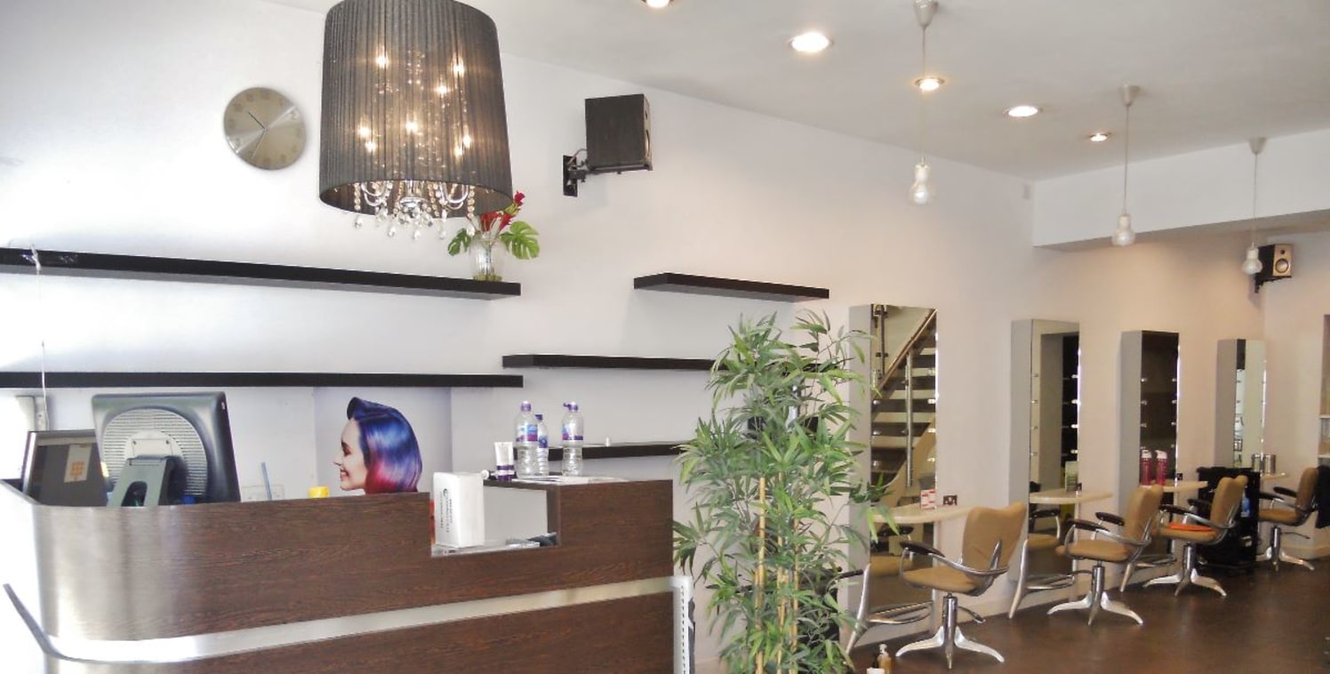 A beautifully presented commercial property previously used a very popular professional salon, newly available to lease. Having been used a high-end design hair and beauty, this superb property is offered as an empty premises for new or existing busi...