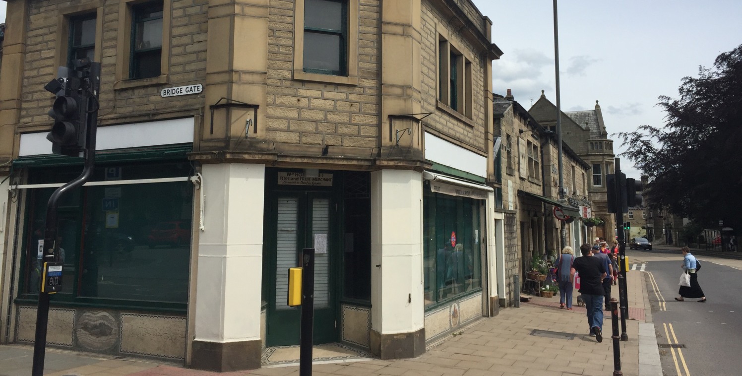 The property briefly comprises a two storey retail unit of stone construction and benefits from excellent frontage onto the busy main A646 New Road and Bridge Gate. The ground floor benefits from fluorescent strip lighting, kitchen, air conditioning,...