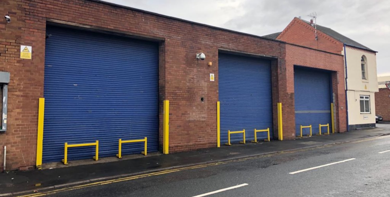 LARGE industrial warehouse in ASTON with three roller shutter doors and minimum eaves height of over...