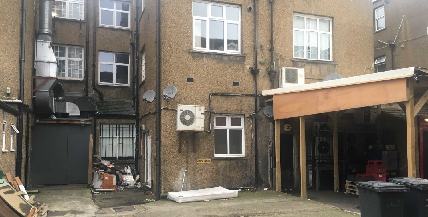 A well proportioned retail A1 use property which has recently been granted A2 (Estate Agents) use. The premises formerly traded as a beauty and hairdressing salon and is fitted for this trade. The property provides approx 1110 sq ft with a net fronta...