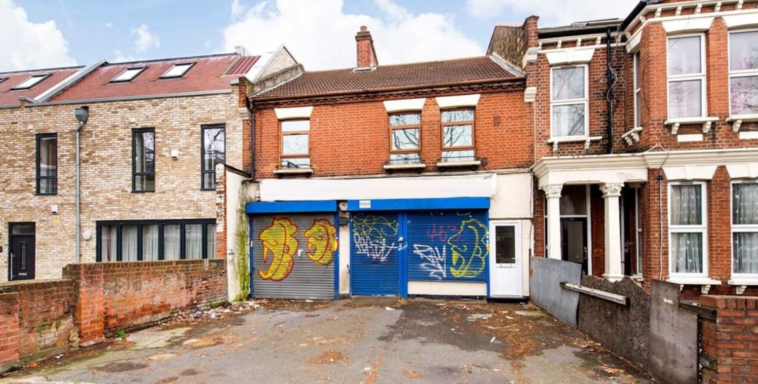 Commercial Property to let located on Barking Road, E13, the property benefits from outside parking - size approx 1800 sq ft - planning A1/A3/A2/D1/ Sui Generis Uses subject to planning permission ...