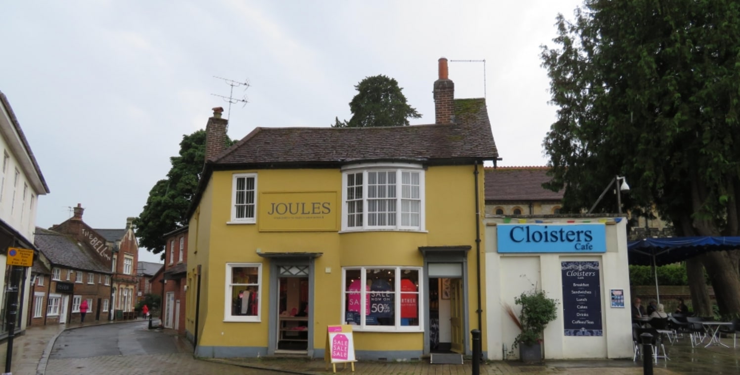 Property Type\nInvestments\n\nAvailability\nFor Sale\n\nSize\n2,733 sq ft\n\nPrice\n&pound;925,000\n\nEnergy Performance Rating\nUpon enquiry\n\nAttractive Hampshire Market Town\n\nKey Features\n\n* Excellent Location in Market Square\n\n* Opposite R...