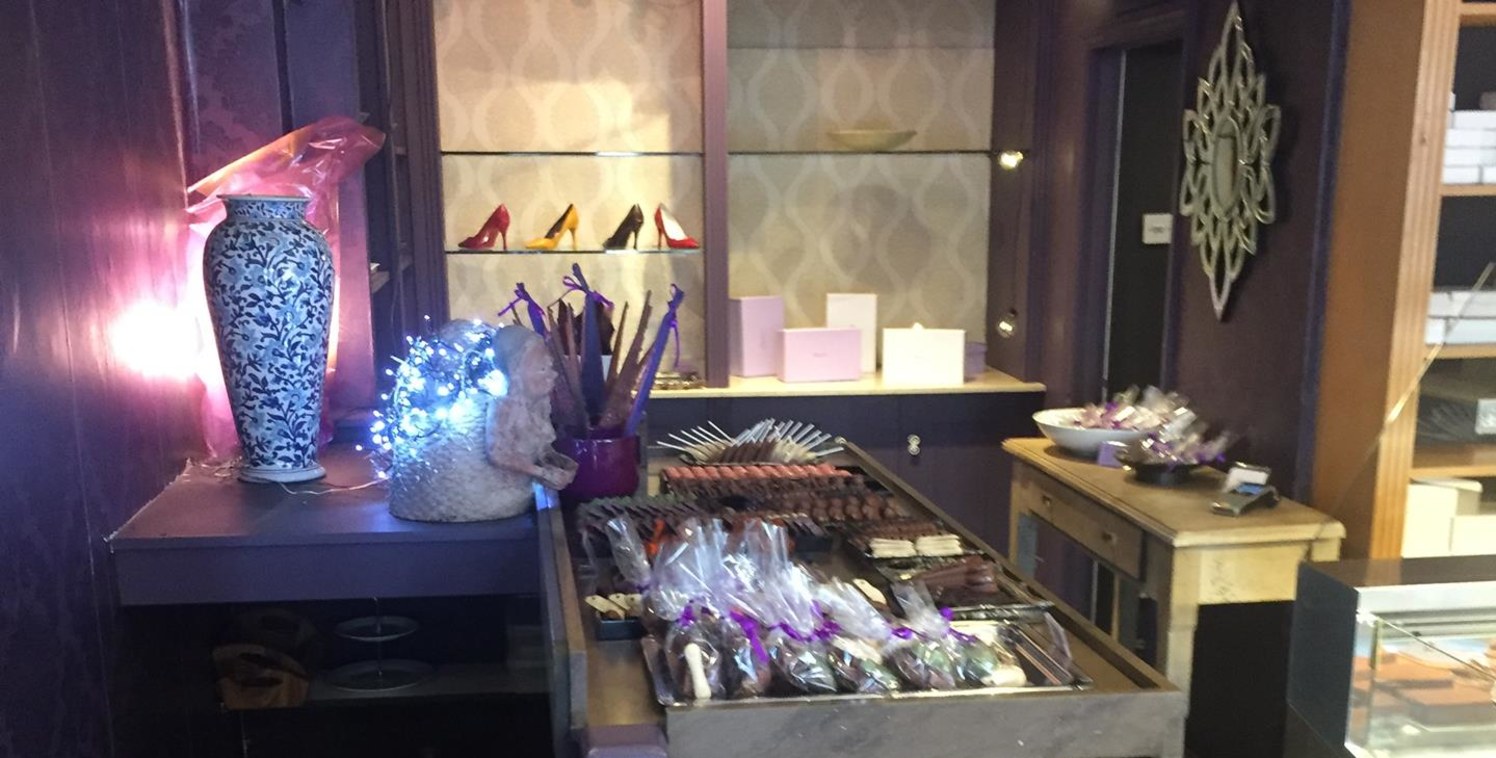 ONE OF LONDON'S LEADING CHOCOLATIERS! An incredibly rare opportunity to take over the lease from this fantastic, established business. Located in the heart of Chiswick, close to the vibrant Chiswick High Road and Turnham Green Station (District & Pic...