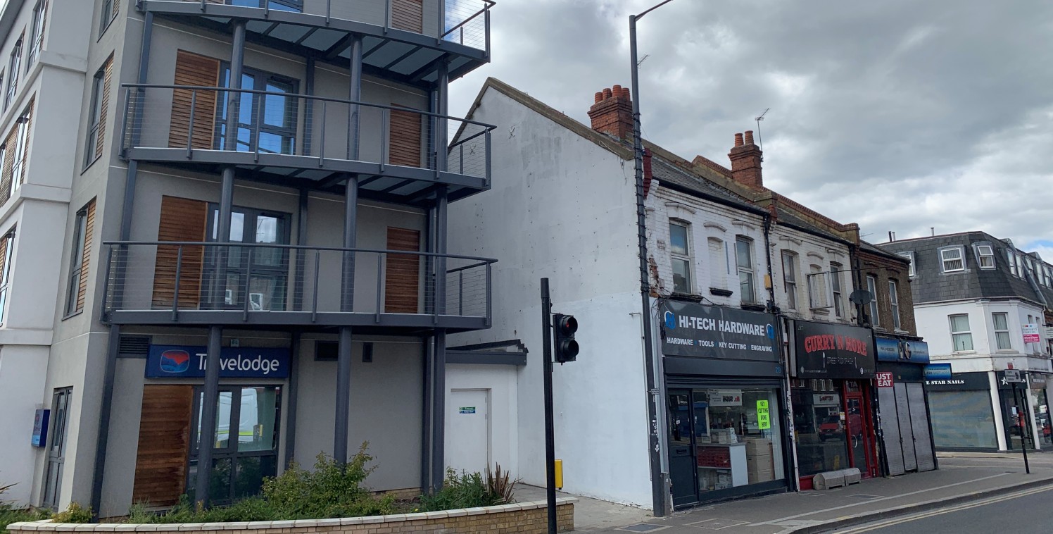 A lock-up A3/A5 hot food takeaway unit which is currently fitted with an open display counter kitchen, an area for seating, prep room, further catering kitchen with full extraction and WC. The overall area is approximately 768 sq ft. The restaurant i...