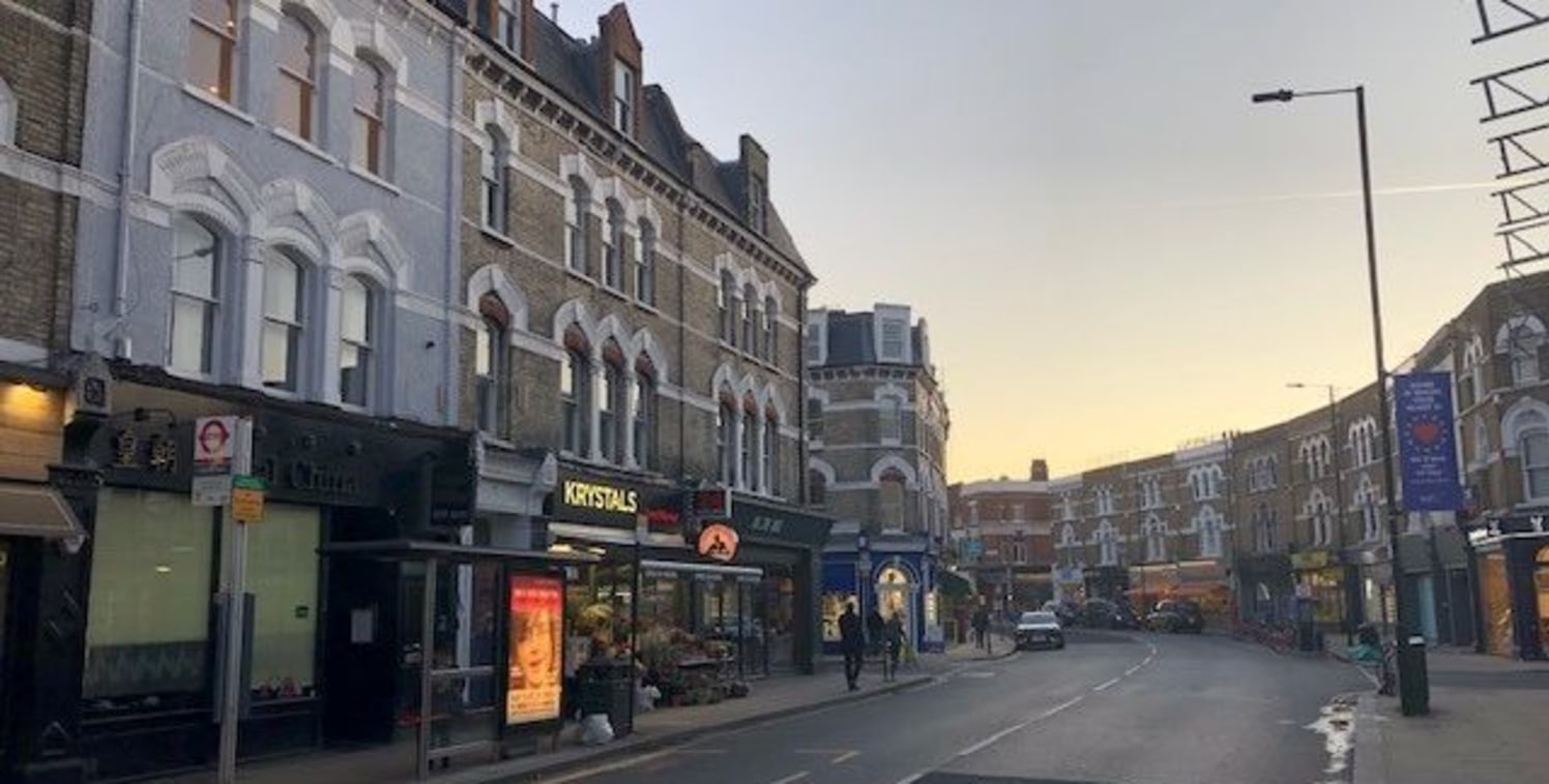 Available immediately<br><br>Shop to let on A new lease with no premium - will consider D1 & D2 use subject to plannng in affluent resiential area, in A desirable position on the fulham road flexible lease terms 2-15 year lease...