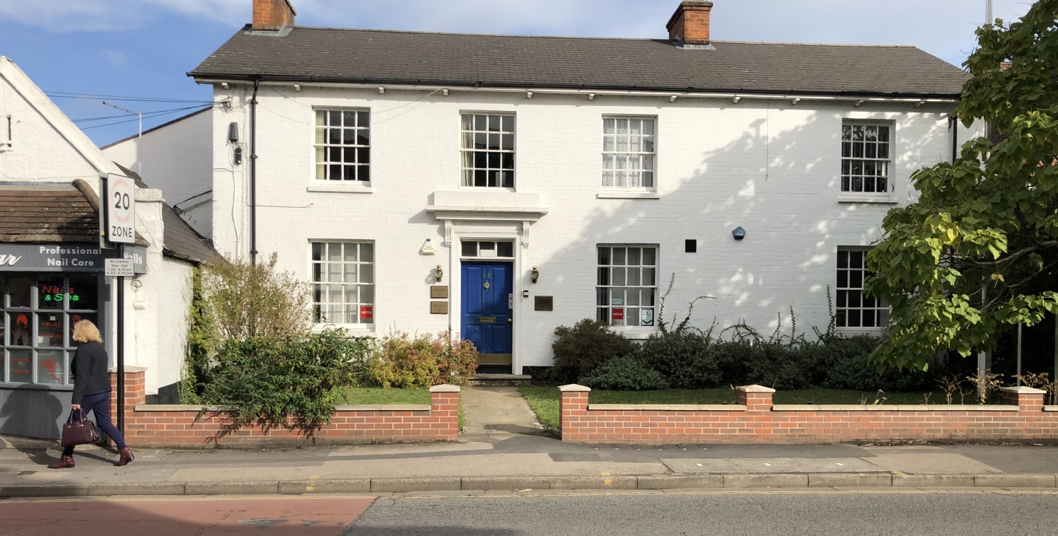 845 sq ft\n\nPANGBOURNE OFFICES WITH CAR PARKING\n\nThe premises comprise 5 ground floor offices, totalling approximately 845 sq ft / 78.5 sq m. There is one room to the left of the entrance door and the remaining four in a self-contained suite to th...