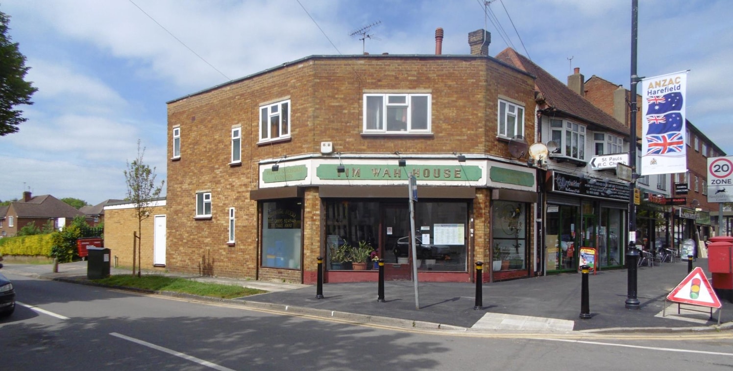 An excellent opportunity to invest in this commercial and residential freehold property on a corner plot of a busy village high street in Harefield. The property boasts its own entrance to the residential premises and rear access via a service road t...