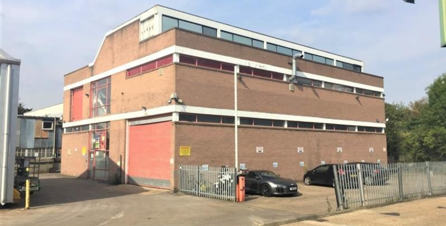 THREE-STOREY BUSINESS UNIT WITH GOODS LIFT AND SECOND FLOOR OFFICES\n\nUnit 11 is at the rear of Boston Business Park and overlooks the Grand Union Canal. The remainder of Boston Business Park is a terrace of primarily warehousing and industrial buil...