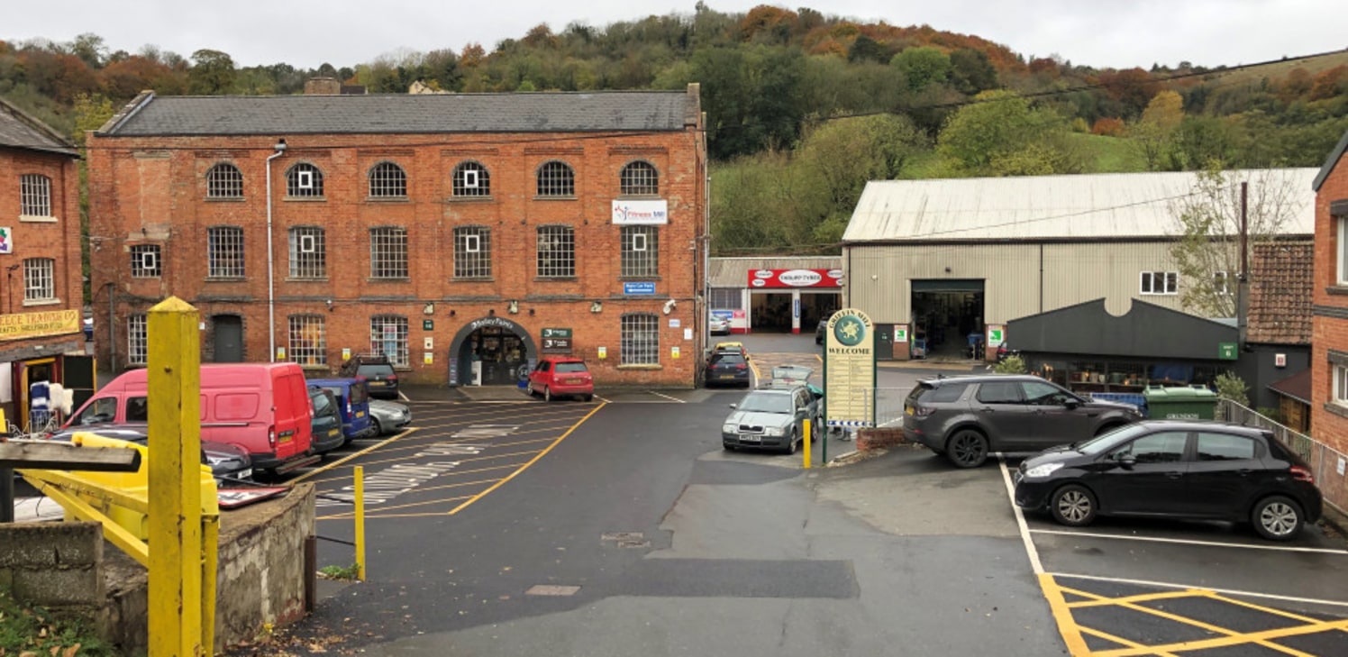 The Griffin Mill Estate, located to the East of Stroud, is an attractive, thriving and well established commercial estate with a broad mix of businesses, including industrial occupiers and retailers. Unit 17/18 comprises a modern detached single stor...