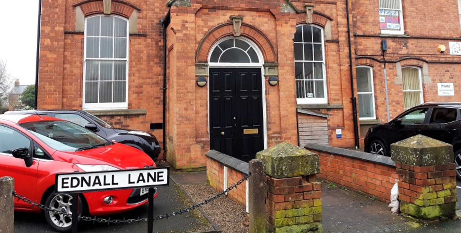 Distinctive modern 2,795 sq ft office in Bromsgrove town centre which previously formed part of Bromsgrove's Old Courthouse. The property has maintained many of its original features, onsite allocated car parking and close to local amenities.