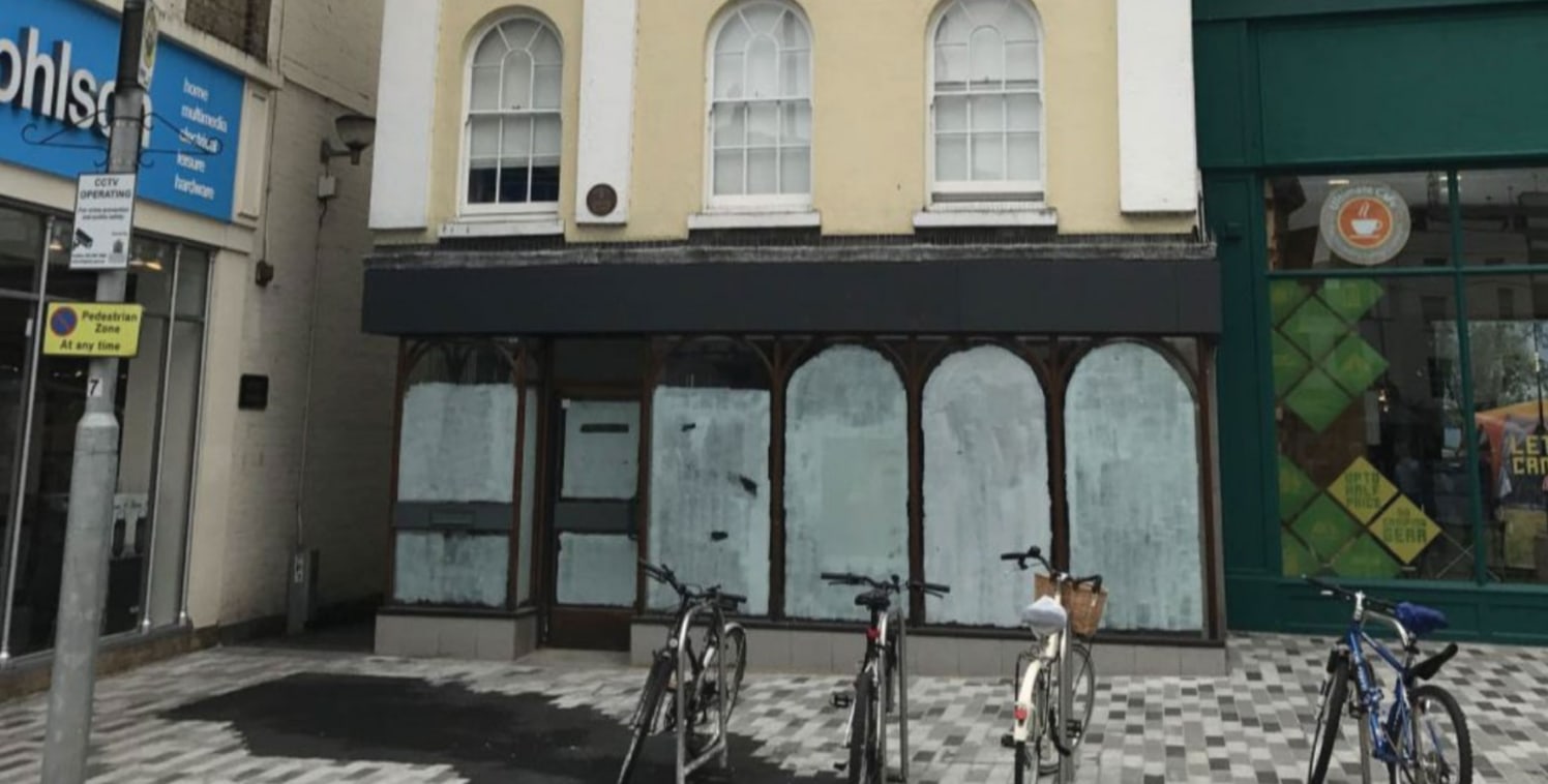 <p>A historic building fronting onto Kingston's Market Square in the town centre. &nbsp;Nearby retailers include Jack Wills and John Lewis which are just a short walk away.</p><ul>

<li>Open plan shop within a period Grade II listed building</li>

</...