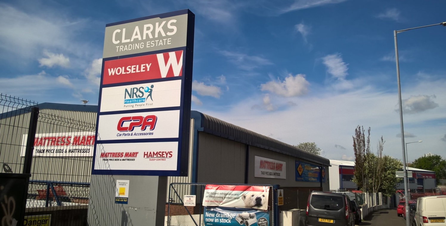 The unit forms part of an estate of 6 units with part part brick and block work walls with plastic coated steel cladding. The warehouse area has an eaves height of 18 ft (5.5) and is accessed via automatic roller shutter leading doors. There is parki...