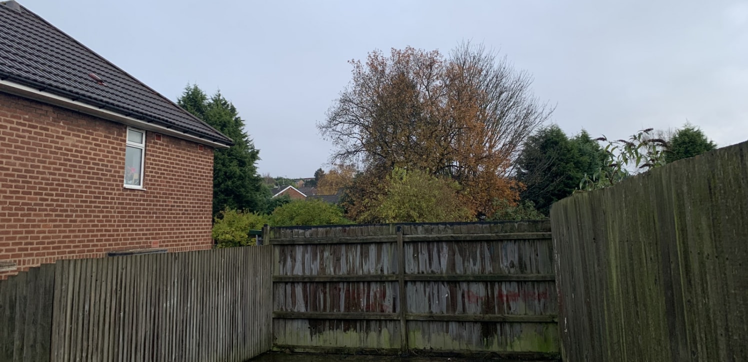 <p>A rare opportunity to buy a small plot of land with planning permission for a garage in a residen