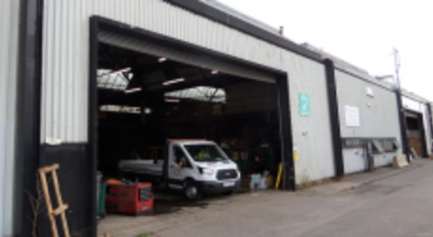 UNIT 5 JUBILEE TRADING ESTATE, EAST TYNDALL STREET, CARDIFF, CF24 5EF\n\nFOR SALE/TO LET\n11,819 Sq.Ft.\n\nA mid-terraced workshop unit inclusive of ground and first floor office and ancillary accommodation. Unit also benefits from 3.2t gantry crane....