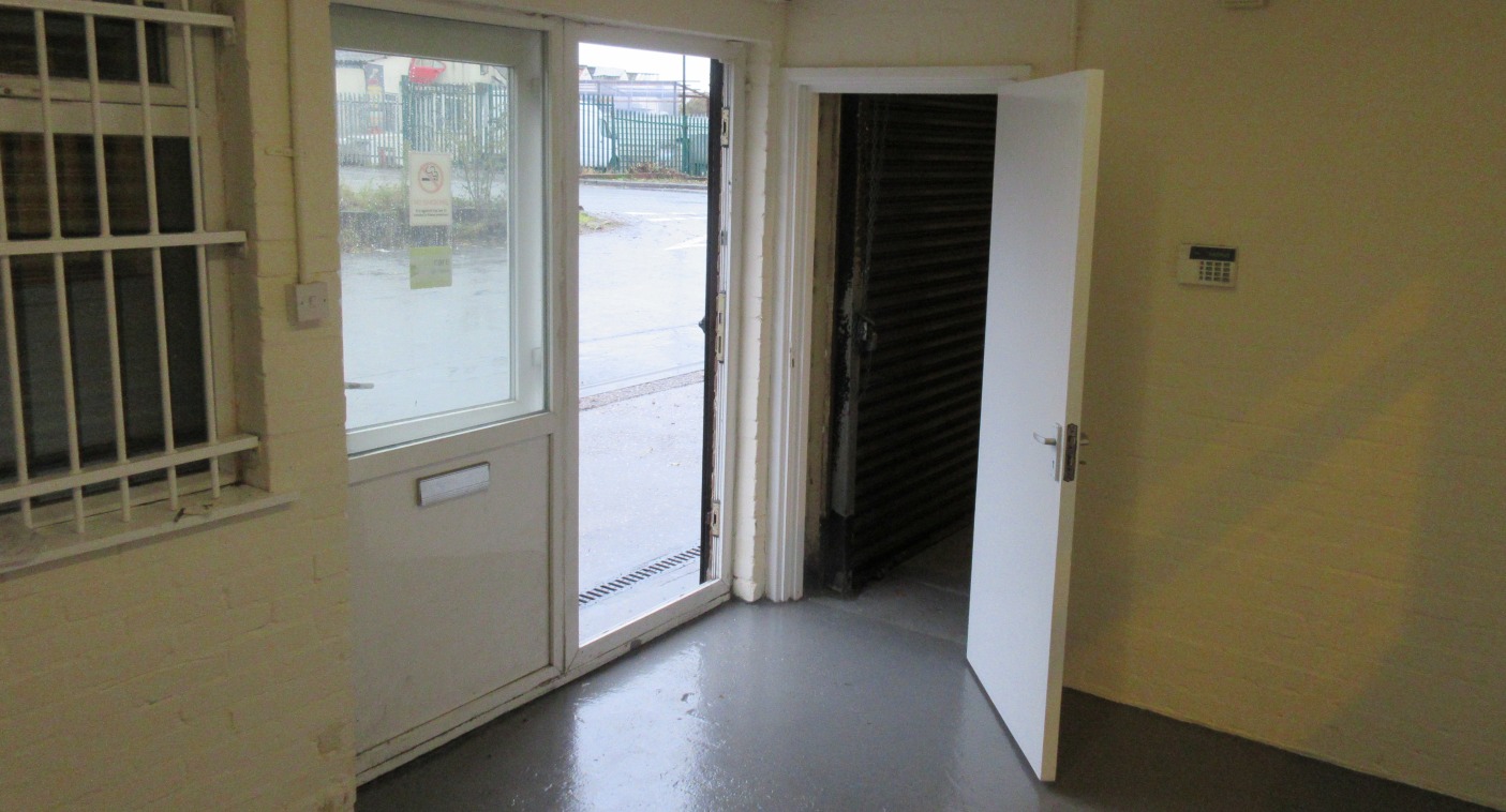 UNIT 3 BREENER TRADING ESTATE<br>Station Drive, Brierley Hill, DY5 3JZ<br>Unit 3 Breener Trading Estate, Brierley Hill<br><br>Guide Price<br><br>&pound;15,850 per annum<br><br>Floor Area (Max)<br><br>3,956 SqFt ( 368 SqM )<br><br>Refurbished steel po...