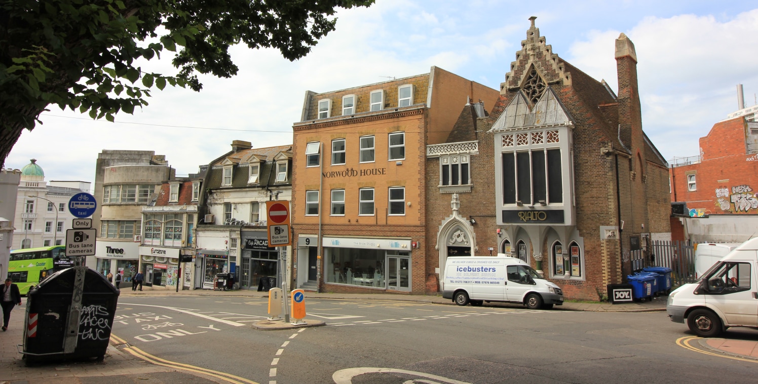 The property is a self-contained four storey office building. The available accommodation is situated on the second floor and offers open plan office space for approximately 20 desks, with a kitchenette and WCs. 

This serviced office space is fully...