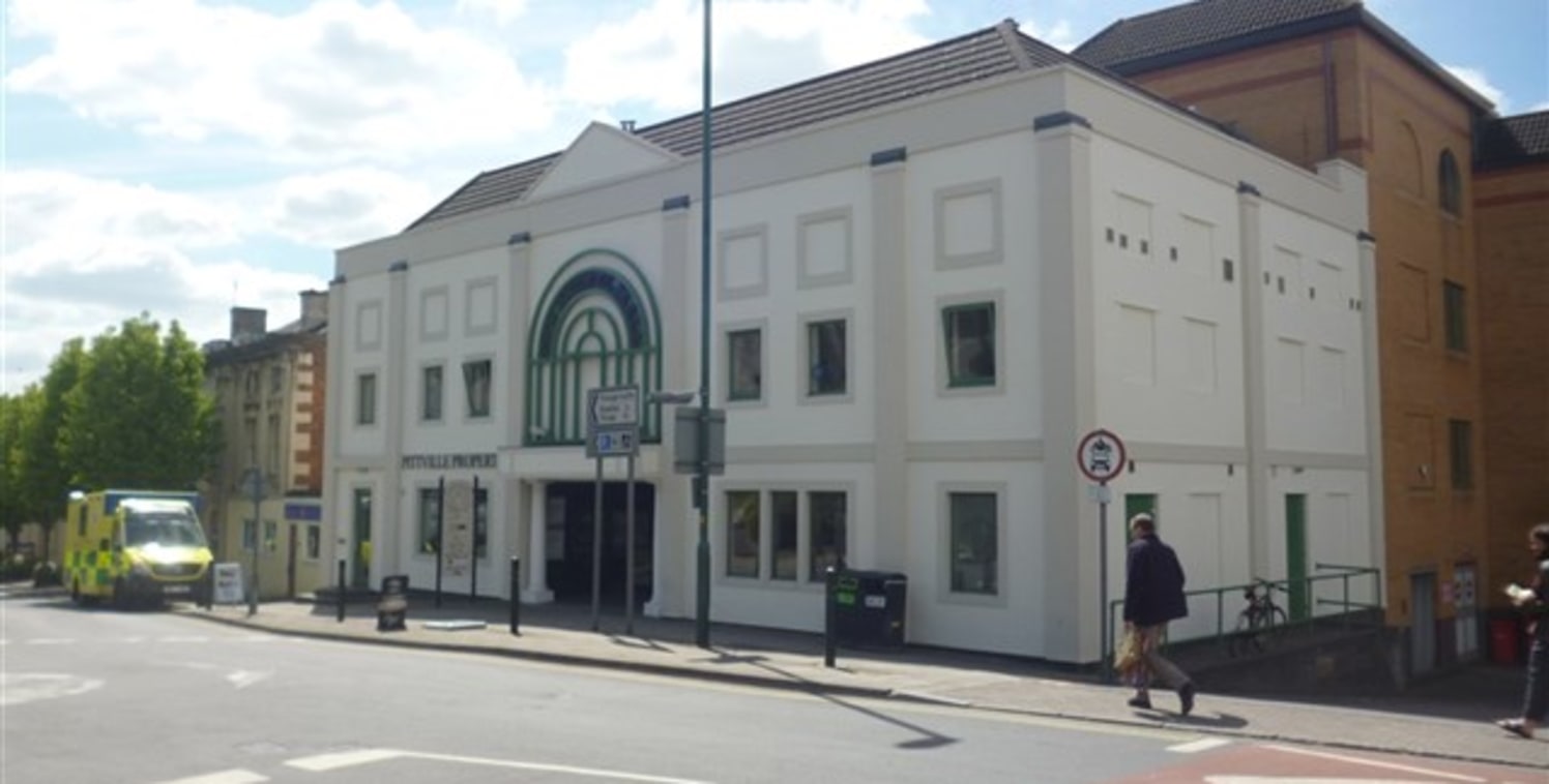 Self-contained retail/office premises with public car park to the rear and in close proximity to Stroud Town Centre. Available on flexible terms for a period to be...