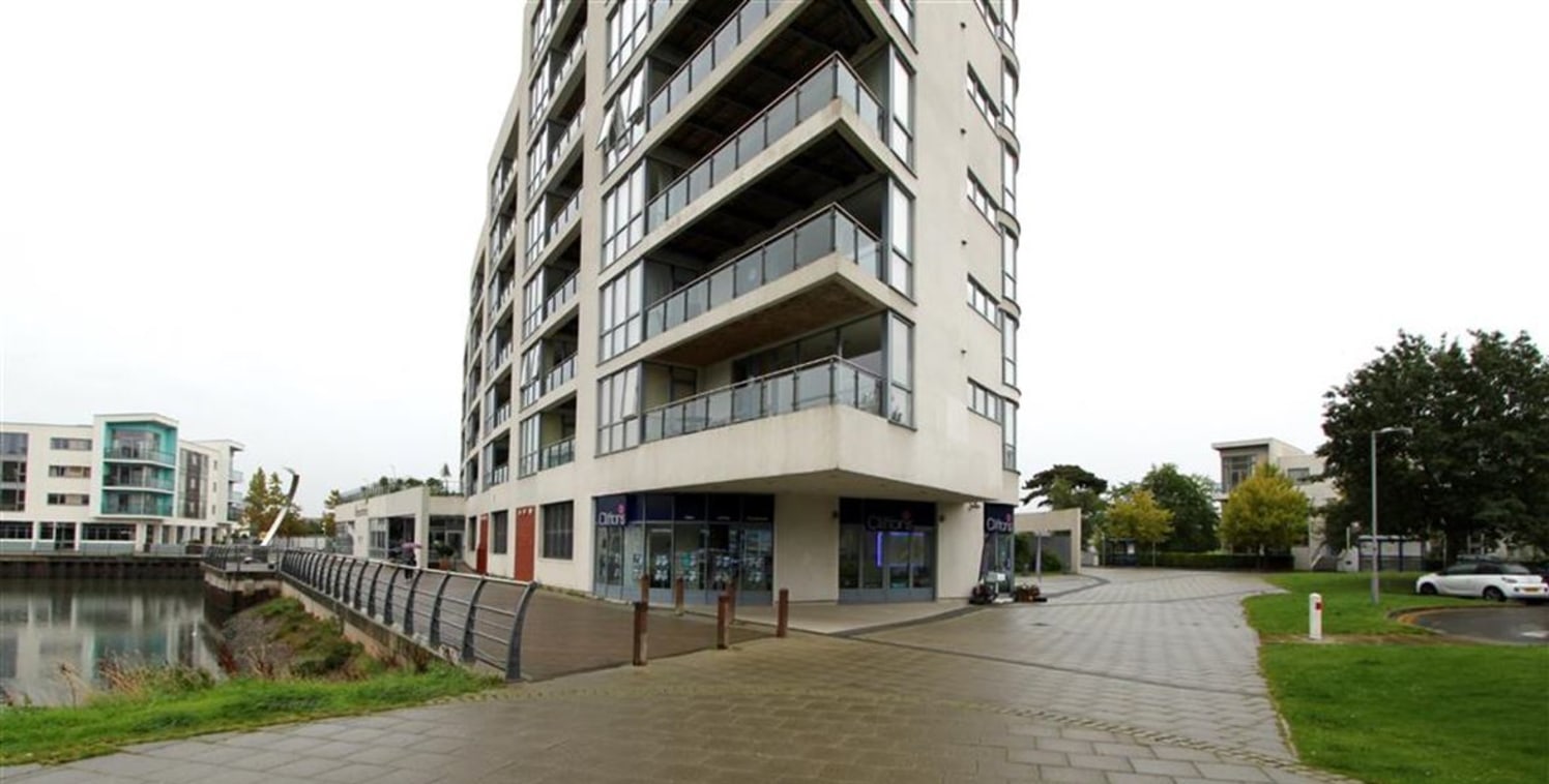 *IDEAL INVESTEMENT PROPERTY* A modern retail unit of approximately 935sqft situated in the renowned 'Mirage' building on the Portishead Marina. We understand the property benefits from A1 and A3 planning consent and is let to 'Clifton's Estate Agents...