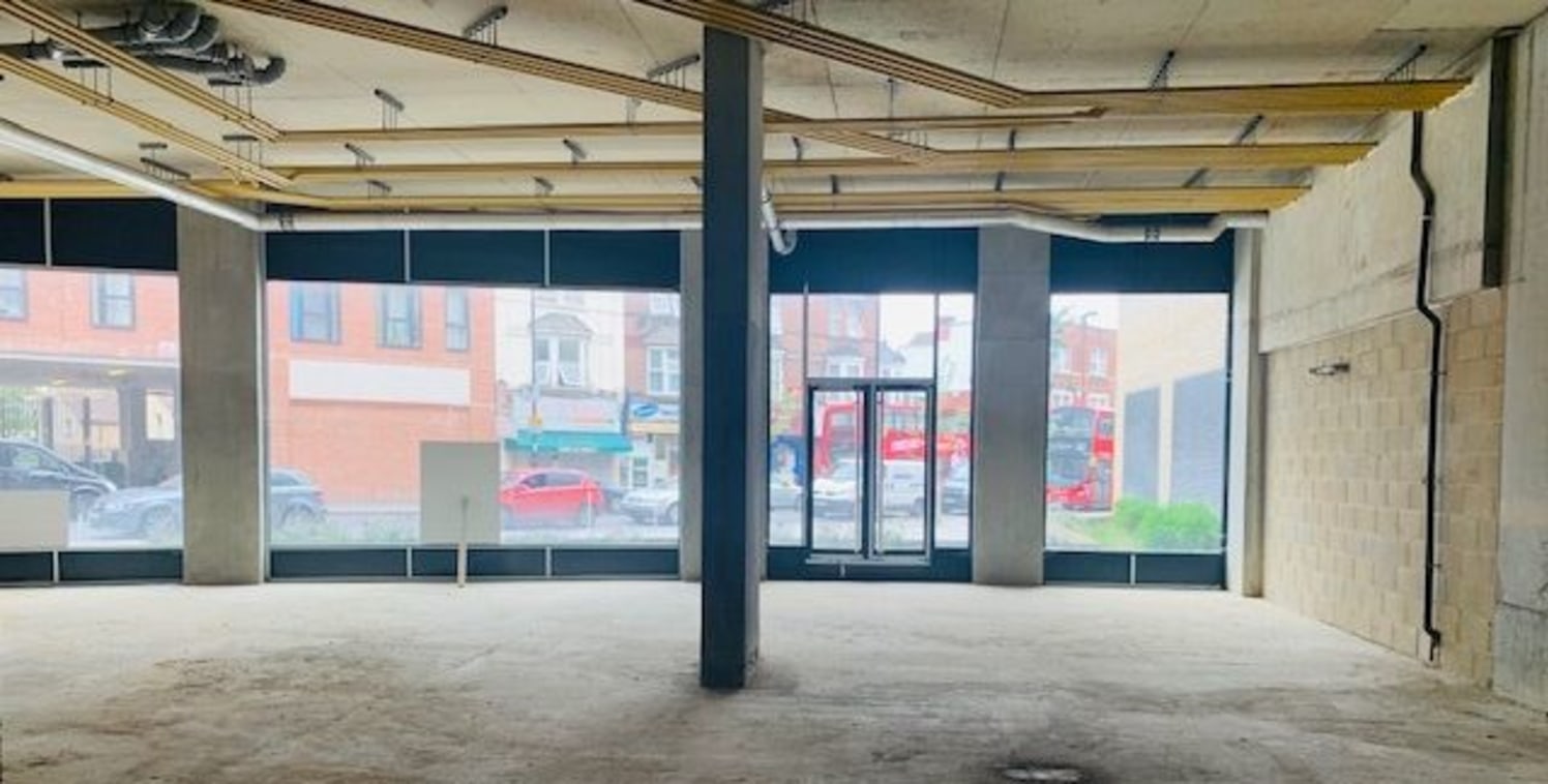 Available immediately<br><br>Crown Lets 4u Estate Agents are proud to present a large new built unit in a corner position on the main London Road....