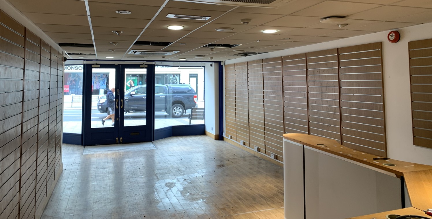To let on new lease, the premises are situated on the Parade, Leamington Spa's prime retail location, close to its junction with Warwick Street, and within a short walk to the Royal Priors shopping centre. Adjacent occupiers include WHSmith, Barclays...