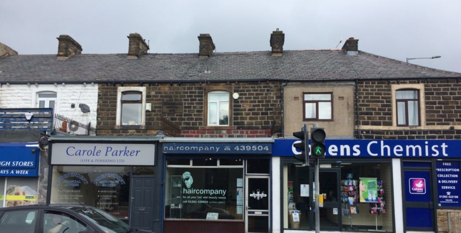 Hair Salon Premises ideally suited for a variety of retail uses\n* Heavily trafficated road in prime location\n* Full height display window on to Padiham Road\n\nOVERVIEW\n\nFor sale by the Modern Method of Auction: Starting bid price &pound;75,000 p...