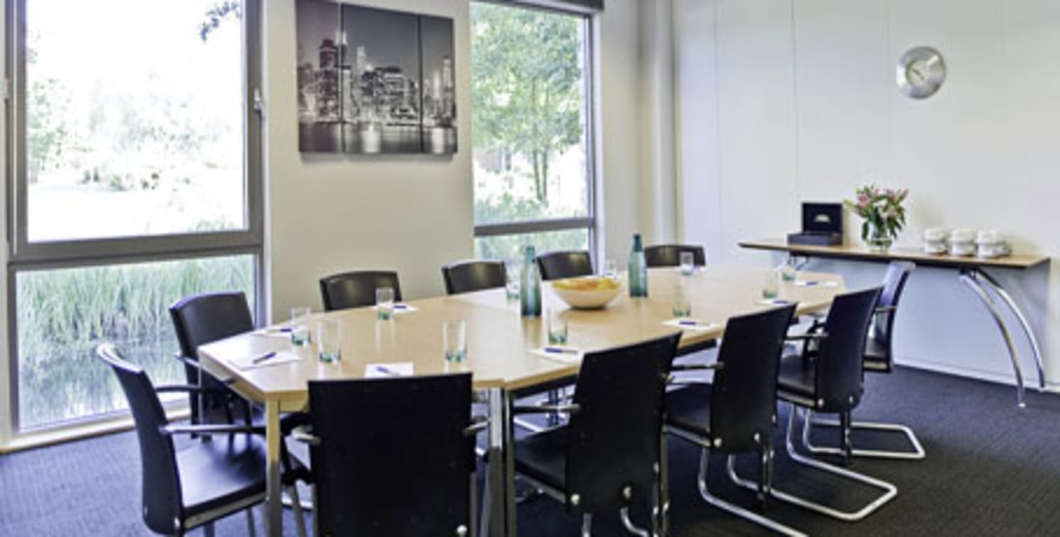 A corporate open plan office suite within a high profile business centre. Provides high quality offices with 3 internal meeting rooms. The offices are fully furnished and set within the 2nd floor with natural night and has an impressive high-ceiling.