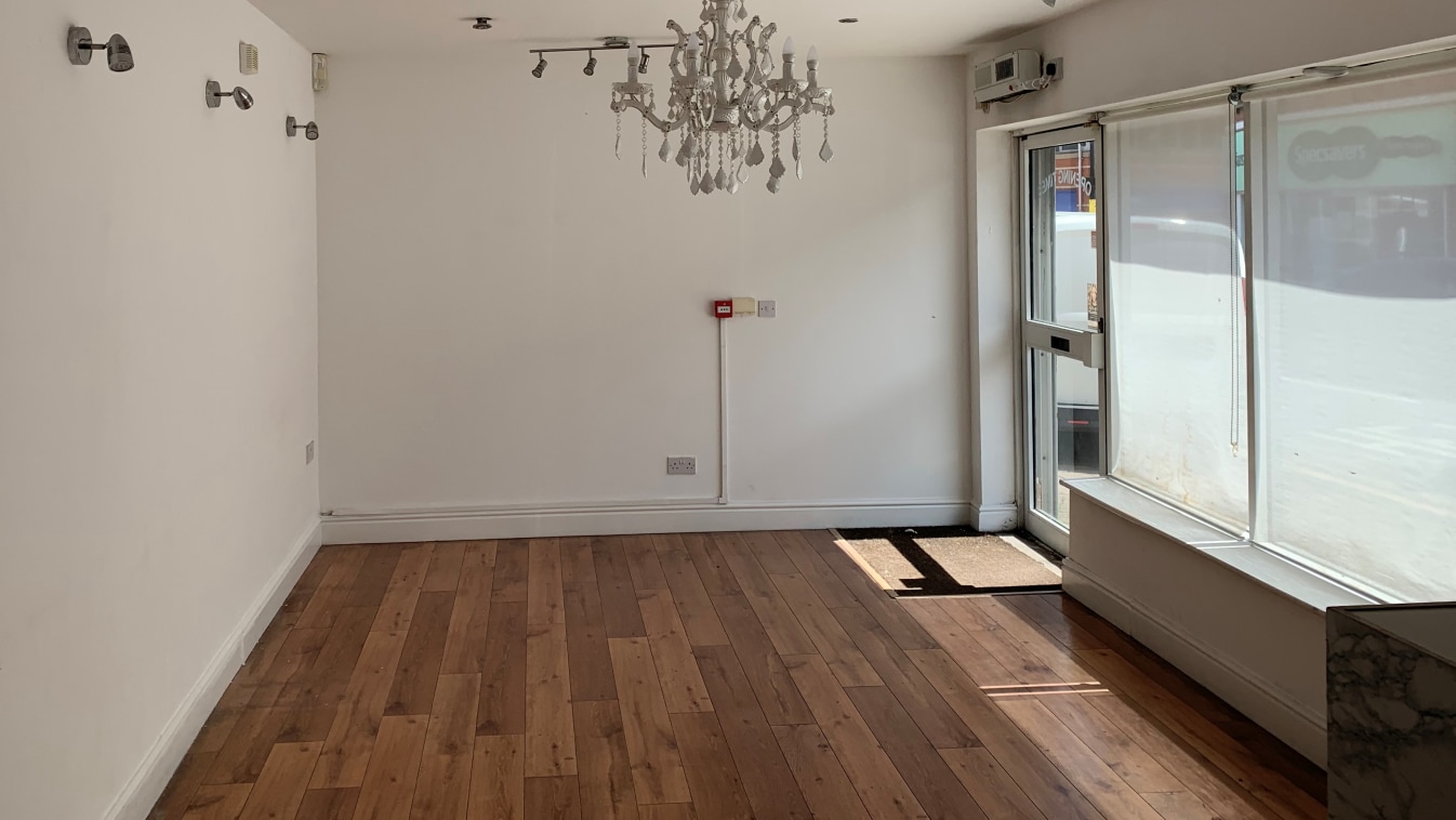 An attractively presented ground floor retail unit that was previously a hair salon, it would be suitable for a variety of retail/salon based trades. 

The property comprises a large ground floor retail area together with private rooms, kitchen and w...