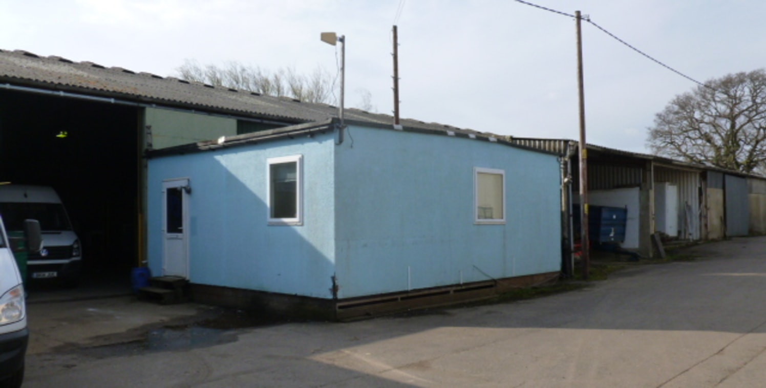 LOW COST WAREHOUSE TO LET A steel portal framed unit with corrugated cladding and roof with partial block walls under a pitched roof with 10% translucent light panels extending to 6,400 sq ft (594.56 sq m). The unit benefits from eaves height (4....