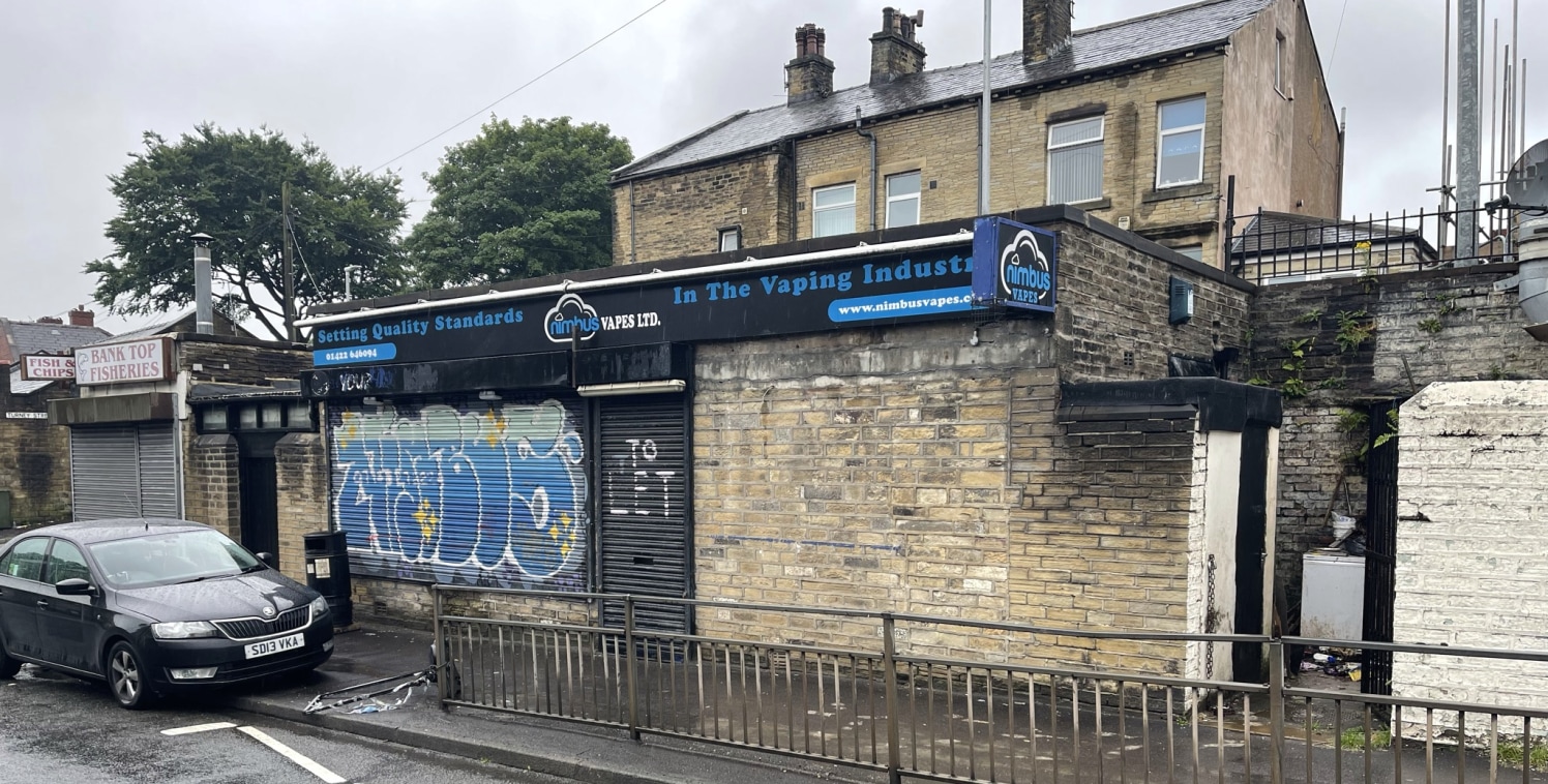 Two single storey retail units available To Let located prominently on the main A629 Ovenden Road on the outskirts of Halifax Town Centre.

7-9 Ovenden Road measures 392 Sq Ft and offers a ground floor open plan retail unit with kitchenette facilitie...