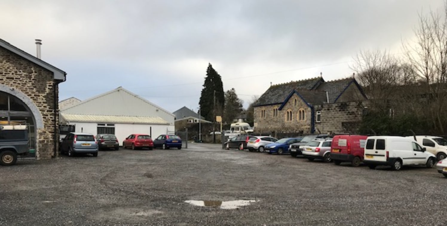 A well located detached garage premises situated in the centre of Ashburton, measuring some 4,000 sq ft including some office space / reception area. The garage was originally constructed during the 1960s and the current owners have been in occupatio...