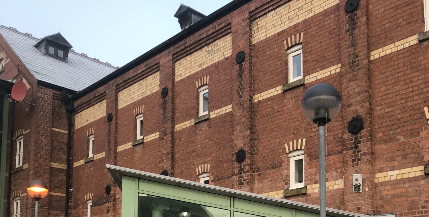 The premises provide the opportunity to let a lock up cafe/coffee shop/restaurant premises which provide a Total Net Internal Floor Area of 695 ft sq(64.6 m sq). The property also benefits from shared use of toilet facilities that are fully DDA Compl...