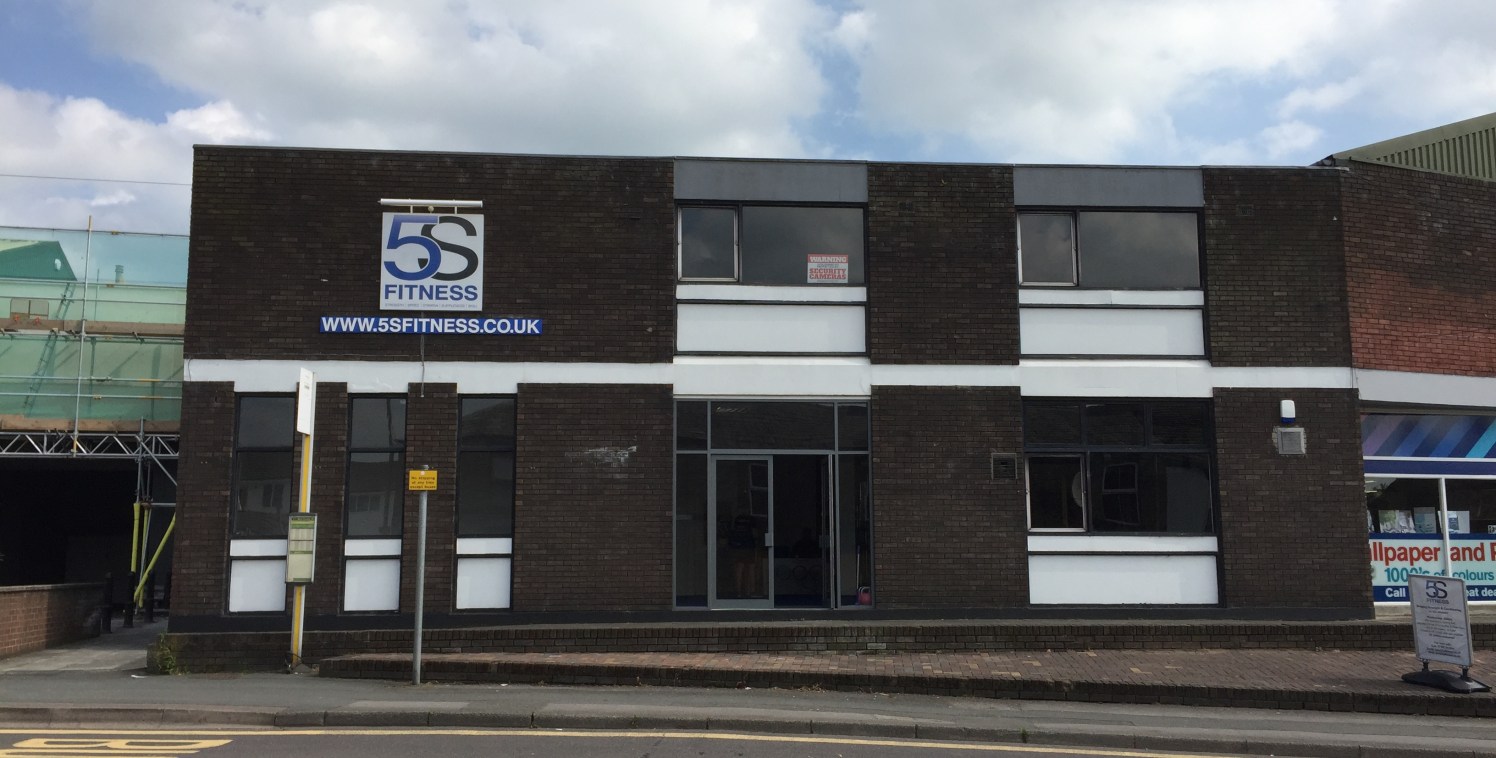 Unit 5 is in a very prominent corner location and

benefits from a busy main road frontage to Hurdsfield

Road. The unit site between a Johnstones Decorating

Centre and a Co-operative food store.

The site occupies a prominent position close to the...