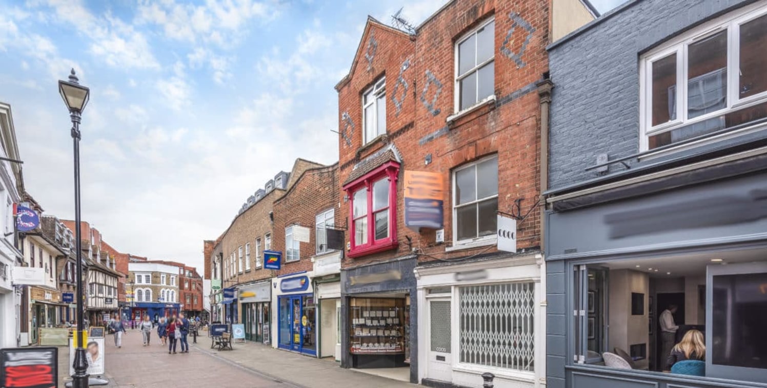 The property is located in the ever popular retail area of Peascod Street in the historic town of Windsor which is located 24 miles west of Central London and one of the UK's leading tourist destinations. The town benefits from excellent transport li...